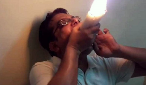 इस शख्स ने मुहं में जलती हुई मोमबत्तियां रख बनाया वर्ल्ड रिकॉर्ड, वीडियो हुआ वायरल इस शख्स ने मुहं में जलती हुई मोमबत्तियां रख बनाया वर्ल्ड रिकॉर्ड, वीडियो हुआ वायरल