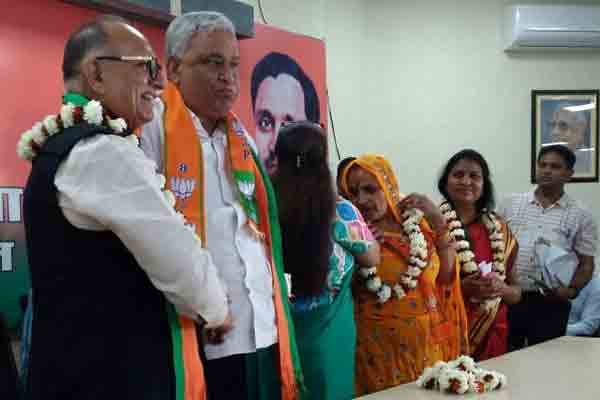 राजस्थान में वसुंधरा का मास्टरस्ट्रोक, किरोड़ी लाल मीणा बीजेपी में शामिल राजस्थान में वसुंधरा का मास्टरस्ट्रोक, किरोड़ी लाल मीणा बीजेपी में शामिल