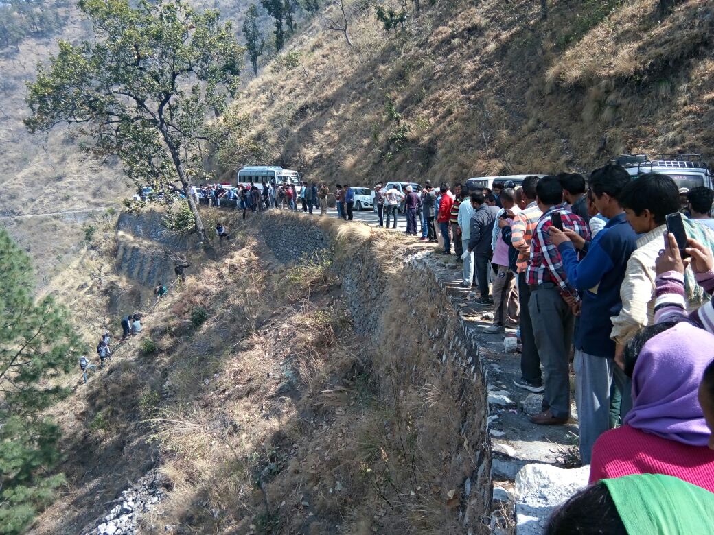 उत्तराखंड: बस के गहरी खाई में गिर जाने से 13 लोंगों की मौत