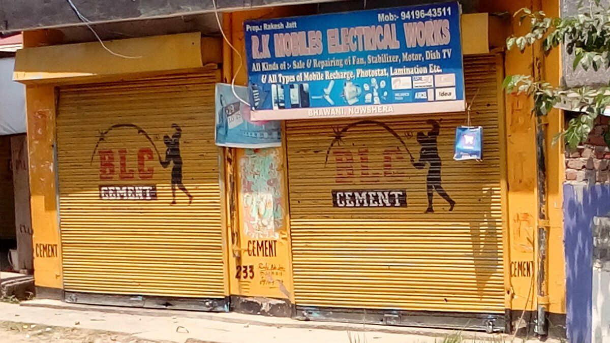 पाक के सीमा पर फायरिंग करने के बाद बाजार बंद