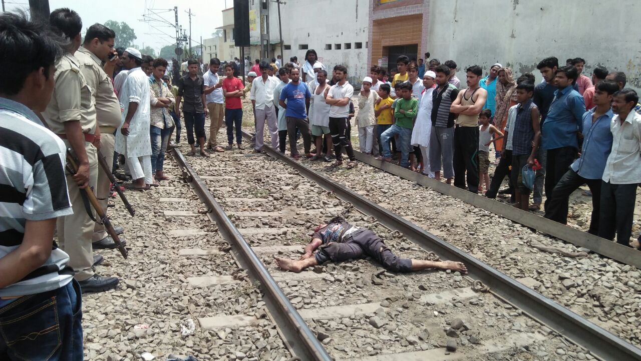 मुरादाबाद में अज्ञात युवक की ट्रेन से कटकर मौत, शव देखकर निकली चीख