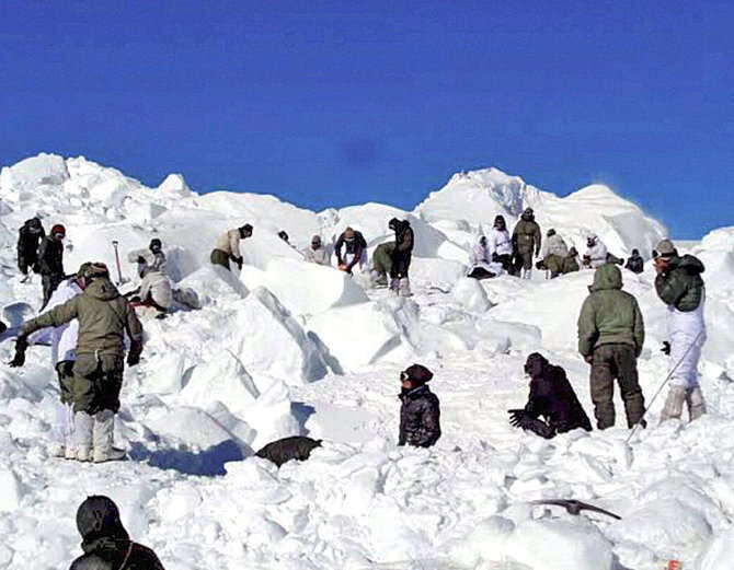 जम्मू कश्मीर के कुपवाड़ा तंगधार में हिमस्खलन, 11 शव बरामद एक बच्चे की भी मौत