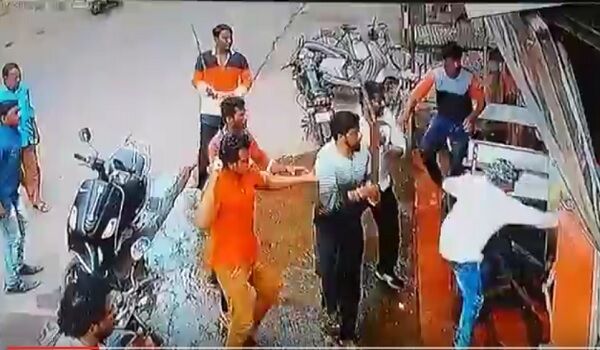 कैमरे में कैद हुआ LIVE मर्डर, 70 सेकंड में तलवार से किए 70 वार, देखने वालों की कांपी रूह कैमरे में कैद हुआ LIVE मर्डर, 70 सेकंड में तलवार से किए 70 वार, देखने वालों की कांपी रूह
