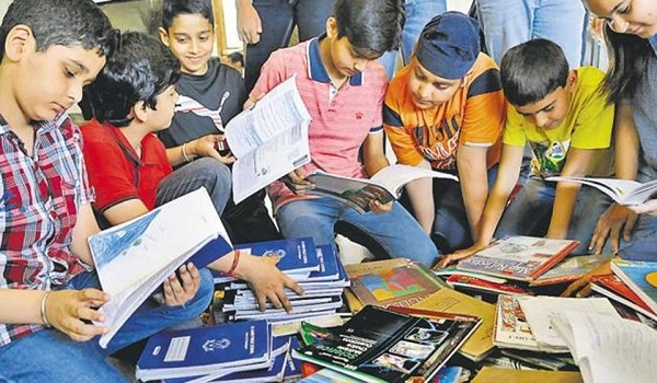 CBSE का सख्त निर्देश, स्कूल परिसरों में निजी प्रकाशकों के किताबों की नहीं होगी बिक्री CBSE का सख्त निर्देश, स्कूल परिसरों में निजी प्रकाशकों के किताबों की नहीं होगी बिक्री
