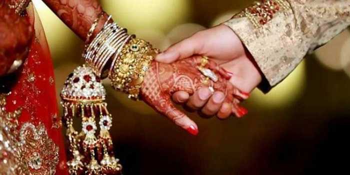 बारात में आए कपड़े और गहने देख भड़की दुल्हन, जयमाला के बाद तोड़ी शादी