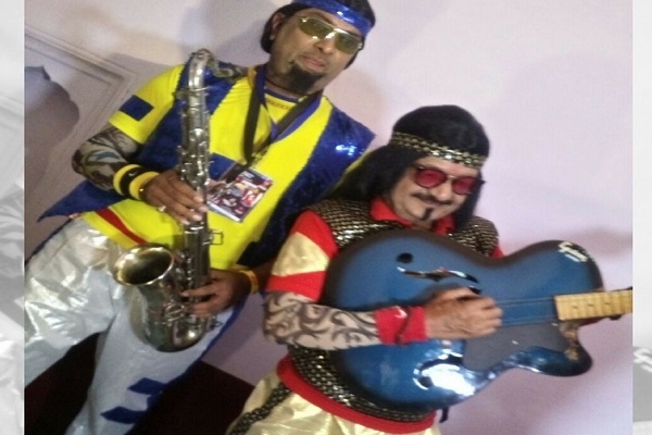 VIDEO: क्या आपने BJP महासचिव का रॉकस्टार लुक देखा? सम्मेलन में गिटार भी बजाया