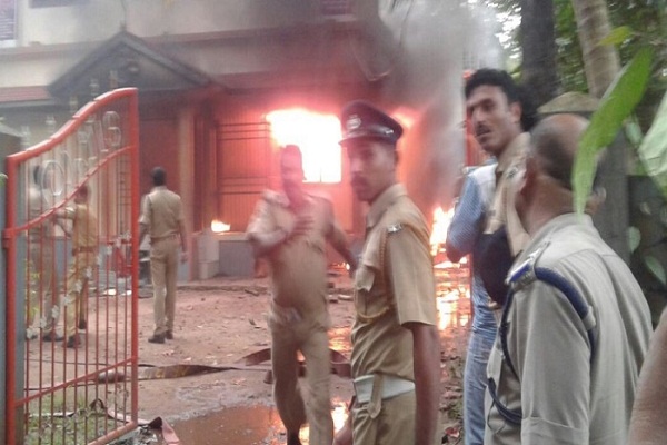 केरल: CPM कार्यकर्ताओं ने BJP-RSS दफ्तर में किया विस्फोट, किसी के हताहत होने की खबर नहीं