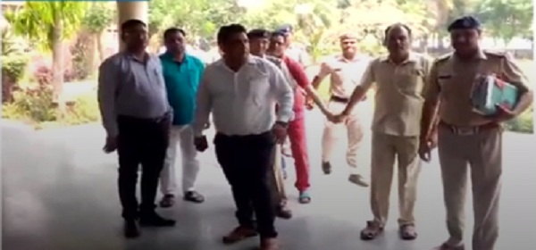 SRS ग्रुप के चेयरमैन समेत 4 को पुलिस ने किया गिरफ्तार, करोड़ों की धोखाधड़ी का है आरोप! SRS ग्रुप के चेयरमैन समेत 4 को पुलिस ने किया गिरफ्तार, करोड़ों की धोखाधड़ी का है आरोप!