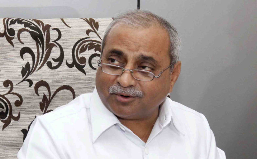 गुजरात के उप मुख्यमंत्री नितिन पटेल पर फैंकी चूड़ियाँ, और लगाये गम्भीर आरोप, देखें वीडियो