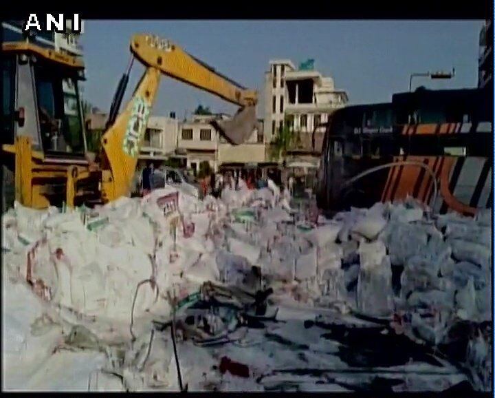 जयपुर में भयंकर हादसा, कार के ऊपर पलटा ट्रक, दबकर पांच की दर्दनाक मौत