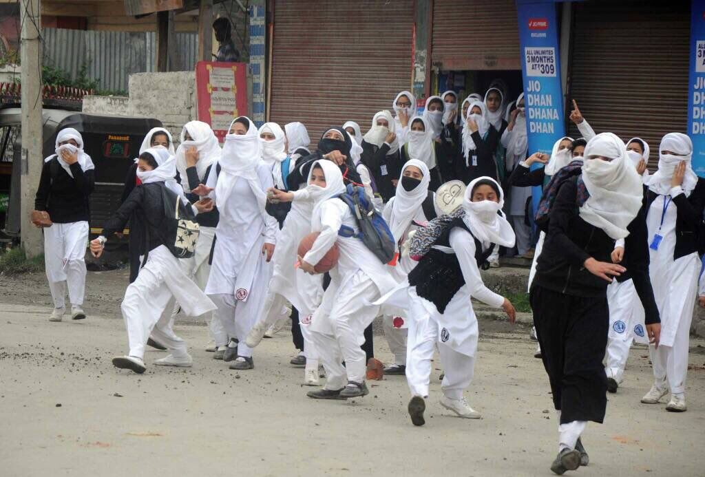 पाकिस्तानी पत्रकार ने किया ट्विट, इन लड़क‍ियों को क‍िसने बनाया पत्‍थरबाज?