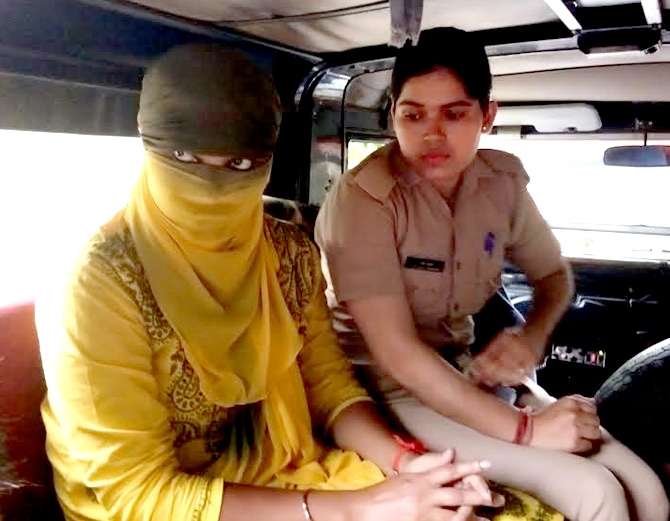 इस हाईप्रोफाइल गर्ल की हकीकत ने पुलिस के उड़ाए होश, रईशजादों को फंसाकर करती थी ये काम! इस हाईप्रोफाइल गर्ल की हकीकत ने पुलिस के उड़ाए होश, रईशजादों को फंसाकर करती थी ये काम!