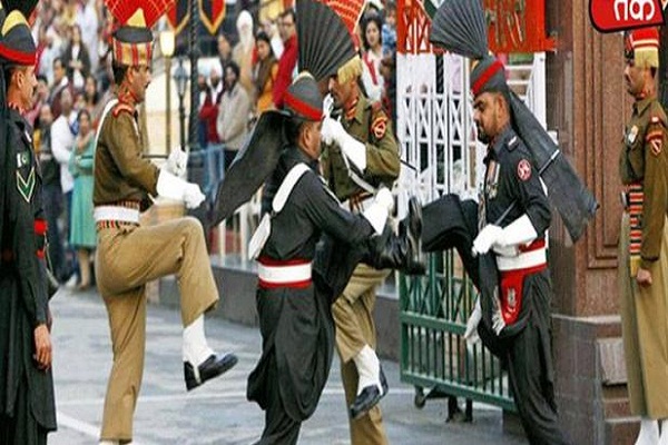 फिरोजपुर: बीटिंग रिट्रीट में जोश दिखाने के चक्कर में पाकिस्तानी रेंजर कि हो रही किरकिरी, video हुआ वायरल
