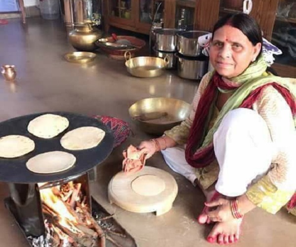 बिहार में छठ की धूम: राबड़ी देवी ऐसे मना रही हैं छठ पूजा, तेजस्वी ने शेयर की तस्वीर