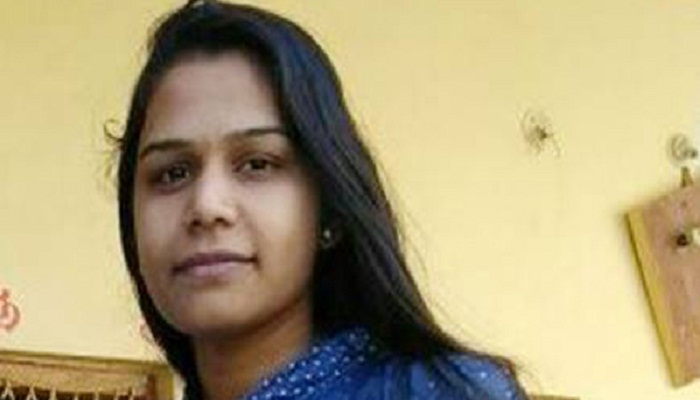 शहीद पति का जुदाई का गम सह नही पाई पत्नी ने की खुदकुशी, चीखते हुए भाई भागा शहीद पति का जुदाई का गम सह नही पाई पत्नी ने की खुदकुशी, चीखते हुए भाई भागा