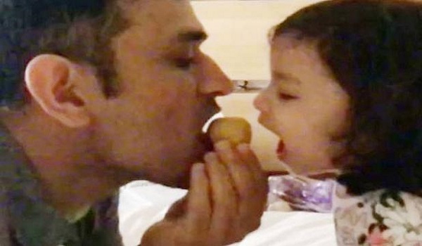 जब धोनी और उनकी बेटी जीवा ने बेसन के लड्डुओं पर किया अटैक, देखें VIDEO