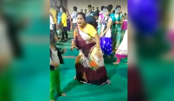 VIDEO: महिला ने जूली-जूली और मीना गाने पर किया ऐसा डांस, भौचक्के रह गए लोग