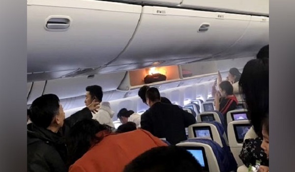 विमान में यात्री के बैग में लगी आग, एयर होस्टेस ने ऐसे बचाई यात्रियों की जान, VIDEO वायरल