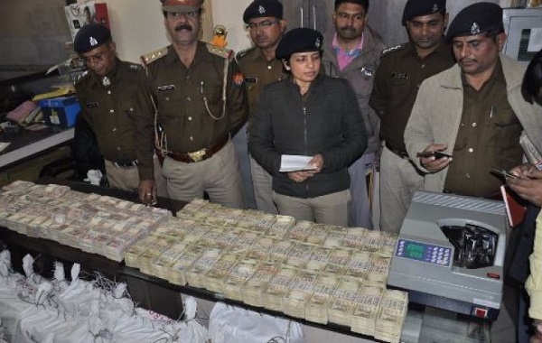 मेरठ पुलिस को बड़ी कामयाबी, छापे के दौरान 25 करोड़ के पुराने नोट किए जब्त, 4 लोग गिरफ्तार
