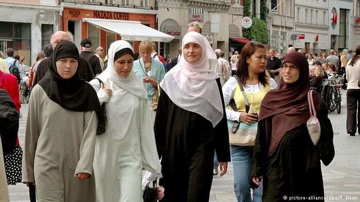 हंगरी में मुस्लिम बस्तियों में जाकर डर भगाते हैं लोग