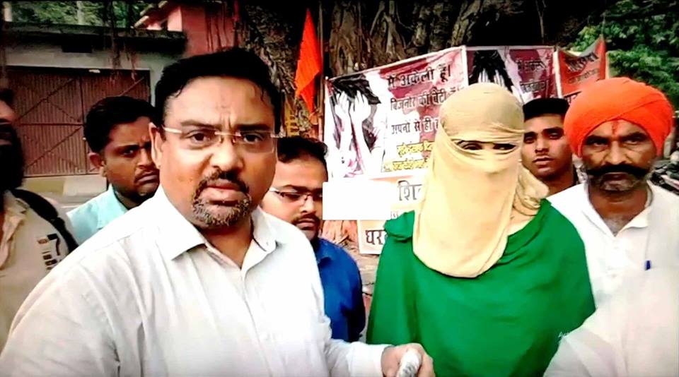 हाई कोर्ट ने राहत मांगने गए यौन शोषण के आरोपी पर ही कस दिया क़ानूनी शिकंजा, बिजनौर पुलिस को भी ज़बर्दस्त झटका हाई कोर्ट ने राहत मांगने गए यौन शोषण के आरोपी पर ही कस दिया क़ानूनी शिकंजा, बिजनौर पुलिस को भी ज़बर्दस्त झटका