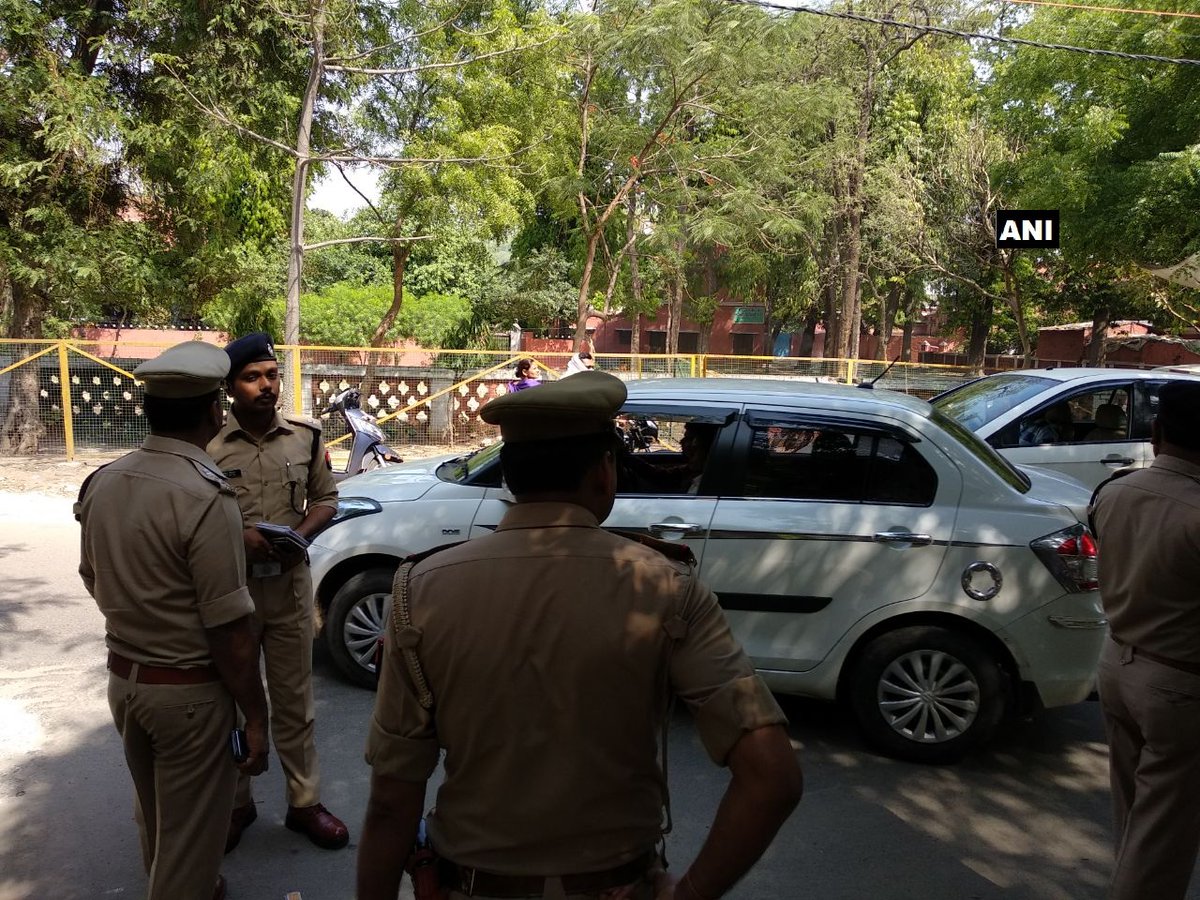 यूपी में अपराधियों के हौसले बुलंद : मुरादाबाद में दिनदहाड़े बैंक के सामने से 33 लाख की लूट