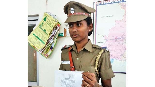 भारत की पहली ट्रांसजेंडर महिला प्रथिका बनी सब-इंस्पैक्टर, कार्यभार संभाला भारत की पहली ट्रांसजेंडर महिला प्रथिका बनी सब-इंस्पैक्टर, कार्यभार संभाला