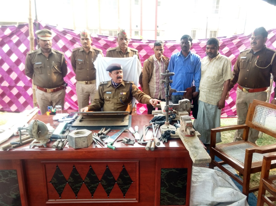 कासगंज पुलिस की बडी कार्यवाही, नाजायज असलाह बनाने की दो फैक्ट्रियों का किया भंडाफोड़