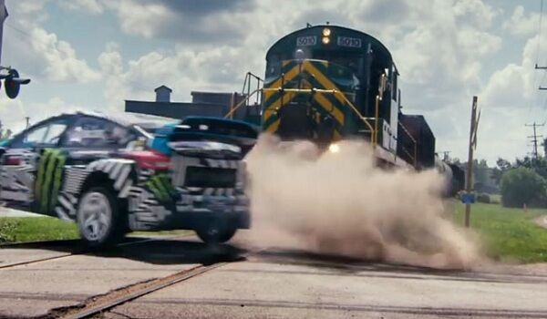 OMG: देखिए यह स्टंट ड्राइवर पूरी रफ्तार से दौड़ती ट्रेन के सामने से निकाल ले गया कार...