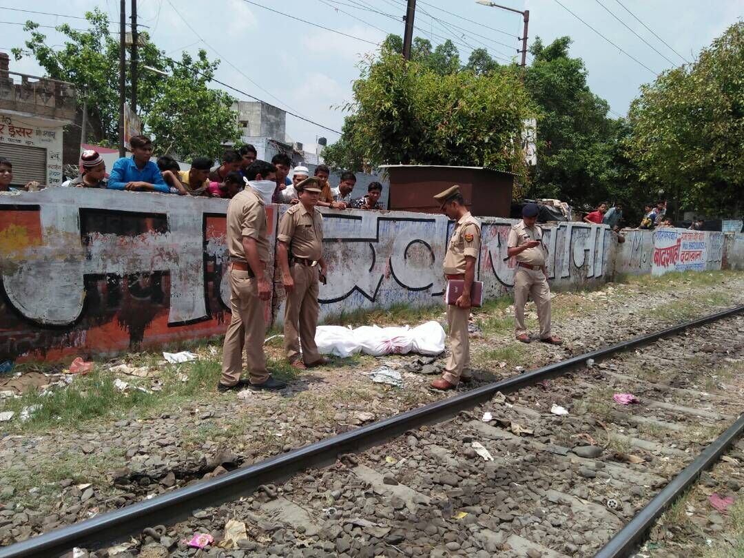 मुरादाबाद में ट्रेन से कटकर युवक की मौत हो गई