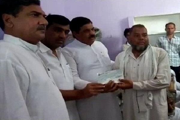 ट्रेन मर्डर मामला: वक्फ बोर्ड के चेयरमैन और स्थानीय विधायक ने मृतक के परिवार को सौंपा 5 लाख का चैक