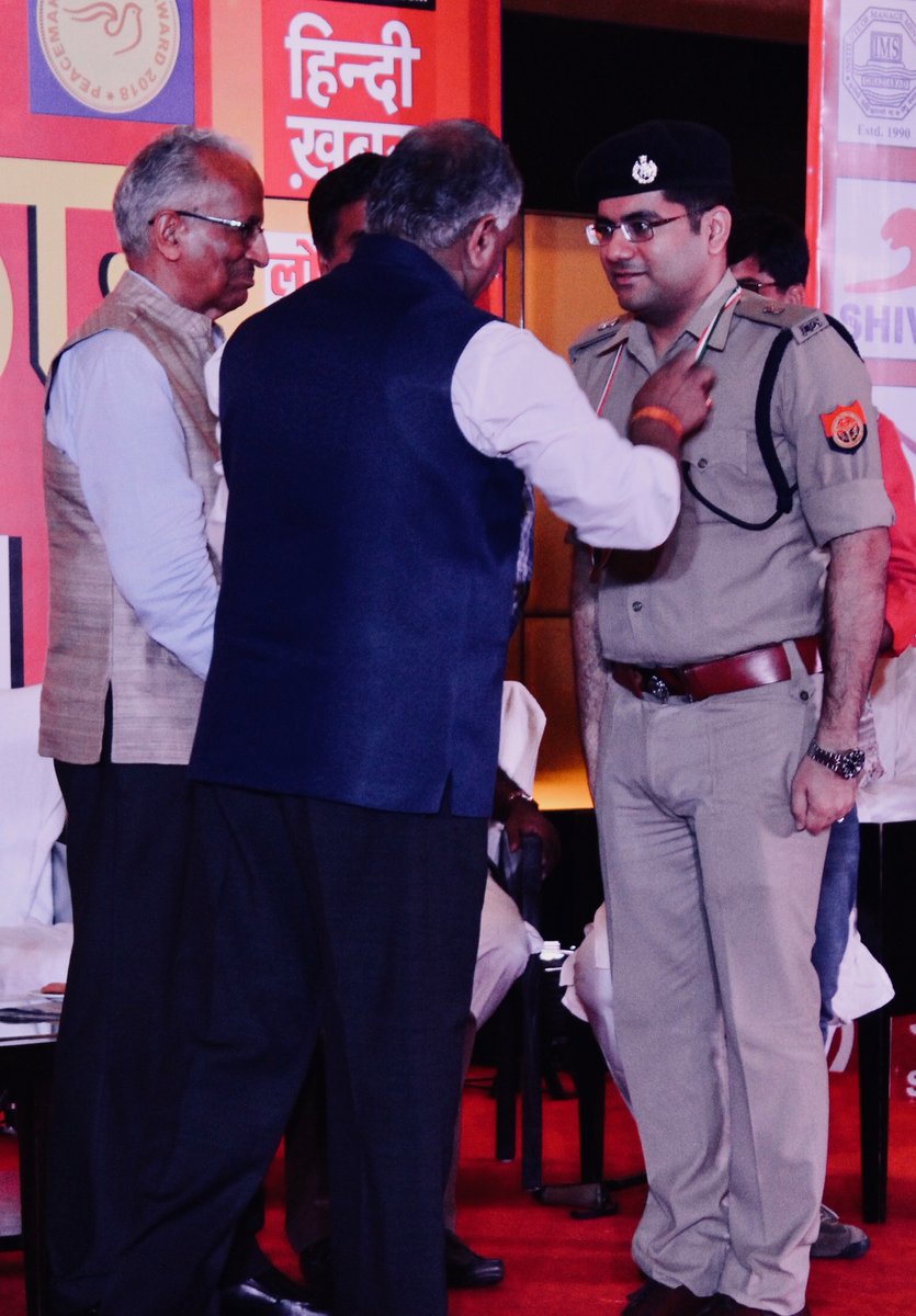 आईपीएस आकाश तोमर को पीसमेकर वीरता पुरस्कार से केंद्रीय मंत्री वीके सिंह ने किया सम्मानित आईपीएस आकाश तोमर को पीसमेकर वीरता पुरस्कार से केंद्रीय मंत्री वीके सिंह ने किया सम्मानित