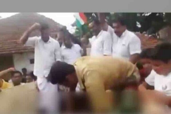 केरल: कांग्रेस यूथ कार्यकर्ताओं द्वारा सरेआम गाय काटने पर मचा बवाल, VIDEO हुआ वायरल