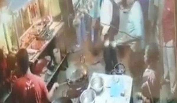 खराब खाने की शिकायत पर होटल कर्मचारी ने ग्राहक से ऐसे लिया बदला, जानकर हैरान हो जाएंगे खराब खाने की शिकायत पर होटल कर्मचारी ने ग्राहक से ऐसे लिया बदला, जानकर हैरान हो जाएंगे