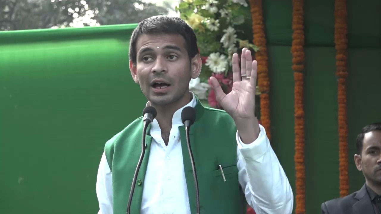 भूत के डर से तेज प्रताप ने छोड़ा सरकारी बंग्ला, नीतीश पर लगाया भूत छोड़ने का आरोप