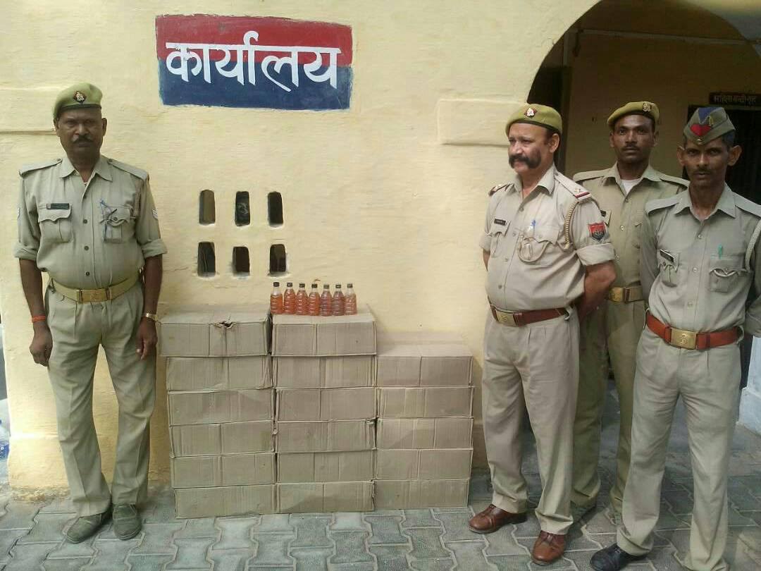 एटा पुलिस ने छापेमारी के दौरान 17 पेटी गैरप्रान्तीय अवैध शराब की बरामद