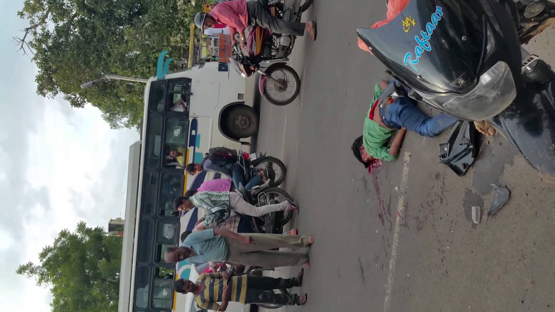 जबलपुर में हादसा, कार पलटने से 11 मजदूरों की मौत 15 घायल जबलपुर में हादसा, कार पलटने से 11 मजदूरों की मौत 15 घायल