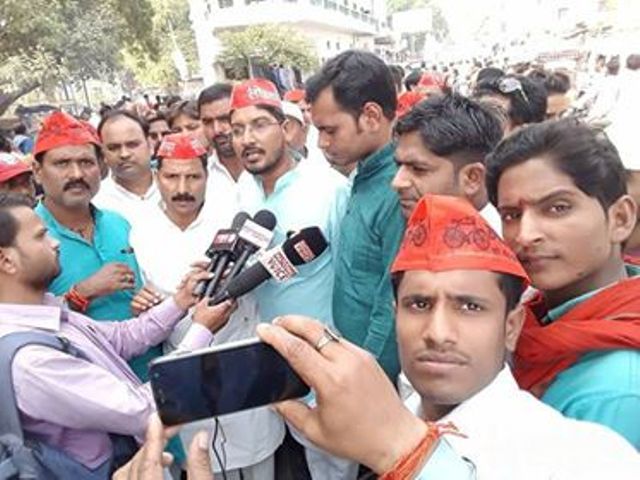 सपाइयों ने कहा ललई यादव पर आँच आयीं तो भर देंगे जेल! सपाइयों ने कहा ललई यादव पर आँच आयीं तो भर देंगे जेल!