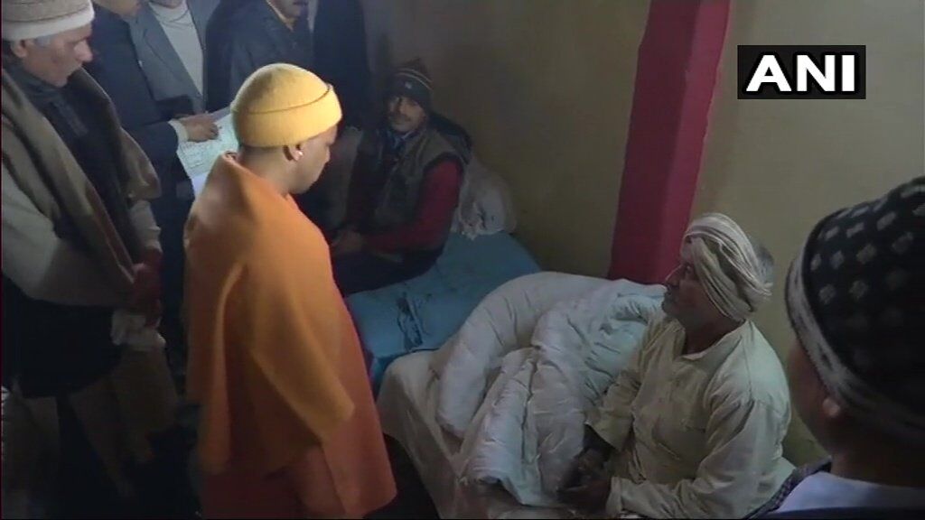 सीएम योगी अचानक पहुंचे रेलवे स्टेशन के रैन बसेरा में सीएम योगी अचानक पहुंचे रेलवे स्टेशन के रैन बसेरा में