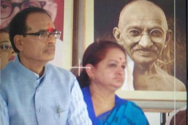 LIVE: शिवराज सिंह बैठे अनशन पर, कृषि मंत्री बोले- नहीं माफ होगा किसानों का कर्ज LIVE: शिवराज सिंह बैठे अनशन पर, कृषि मंत्री बोले- नहीं माफ होगा किसानों का कर्ज