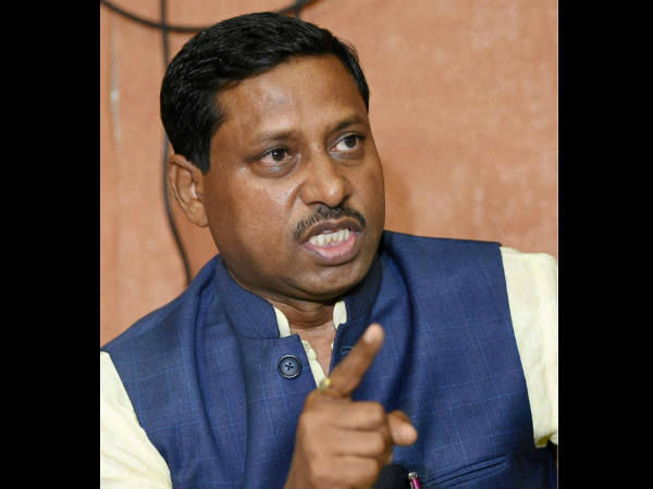 बीजेपी सांसद SC ST आयोग के चेयरमैंन ने सरेआम सिपाही को पीटा, वीडियो वायरल बीजेपी सांसद SC ST आयोग के चेयरमैंन ने सरेआम सिपाही को पीटा, वीडियो वायरल