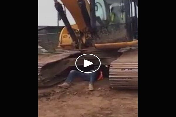 इस शख्स ने हाथों से उठा ली 30 टन की जेसीबी मशीन, वीडियो देख हर कोई हैरान