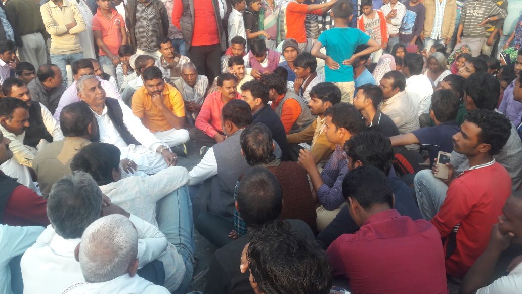 सपा विधायक पारसनाथ ने मृतक का शव रख हाइवे पर लगाया जाम, पुलिस के छूट रहे पसीने सपा विधायक पारसनाथ ने मृतक का शव रख हाइवे पर लगाया जाम, पुलिस के छूट रहे पसीने
