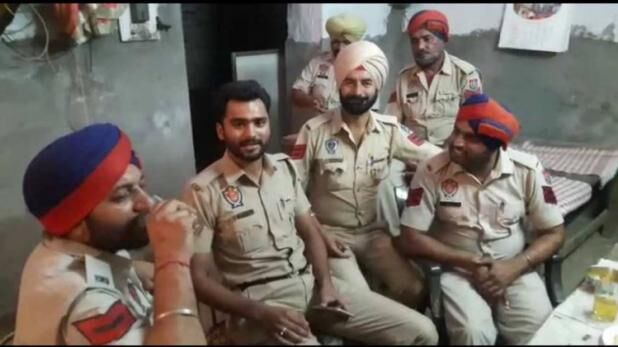 पंजाब पुलिस का थाने में बैठकर शराब पीते हुए वीडियो वायरल