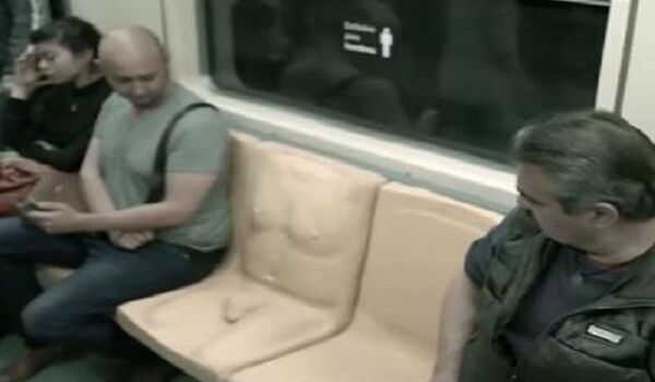 महिलाओं के साथ यौन हिंसा रोकने के लिए मेट्रो में लगाए गए खास सीट्स, देखें VIDEO