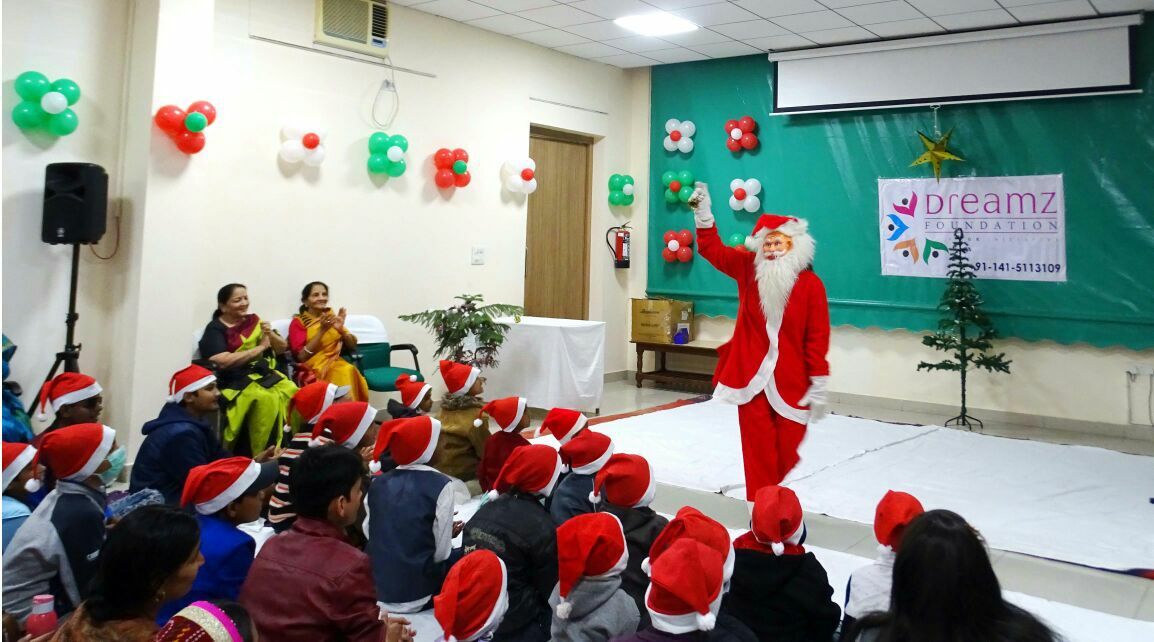 चिकित्सालय में कैंसर रोगियों के साथ बच्चों ने किया क्रिसमस सेलिब्रेशन