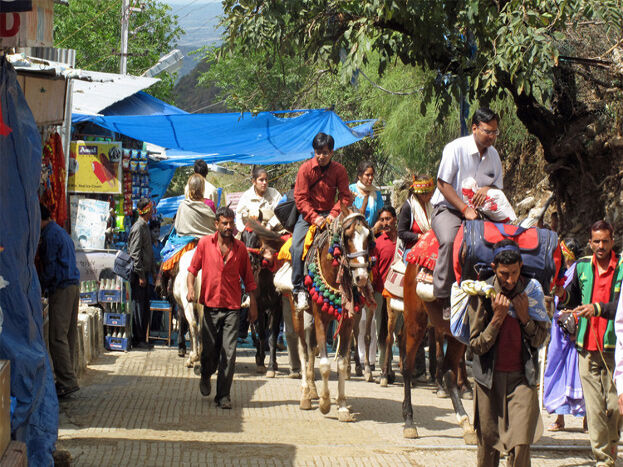 जम्मू कश्मीर: वैष्णों देवी की यात्रा पर लगी रोक जम्मू कश्मीर: वैष्णों देवी की यात्रा पर लगी रोक