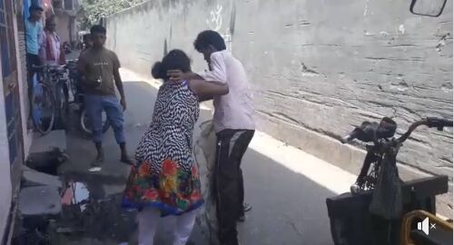 महिला इतने गुस्से में थी कि छेडछाड करने वाले आरोपी का गिरेबान पकड़ कर चप्पल से पीट रही थी, देखें वीडियो