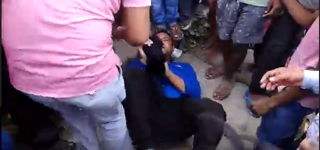 पहले प्रेमी ने प्रेमिका के भाई को किया कमरे में बंद, लेकिन अचानक ही प्रेमी के उडे होश और फिर .. पहले प्रेमी ने प्रेमिका के भाई को किया कमरे में बंद, लेकिन अचानक ही प्रेमी के उडे होश और फिर ..