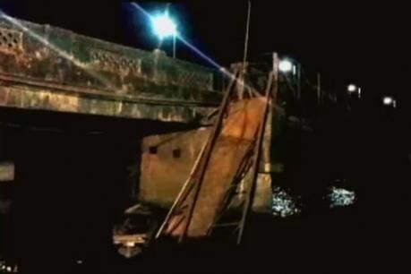 गोवा में पुल हादसे में 2 की मौत लगभग 50 लापता